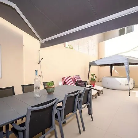 Traditional 3 Bedroom With Hot Tub