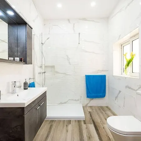 Traditional 3 Bedroom With Hot Tub