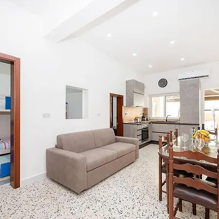Traditional 3 Bedroom With Hot Tub
