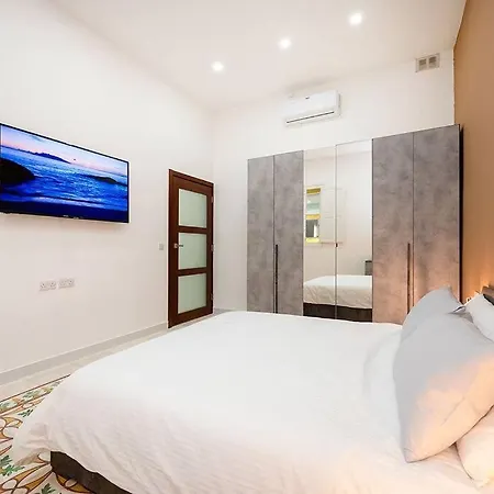 Traditional 3 Bedroom With Hot Tub *